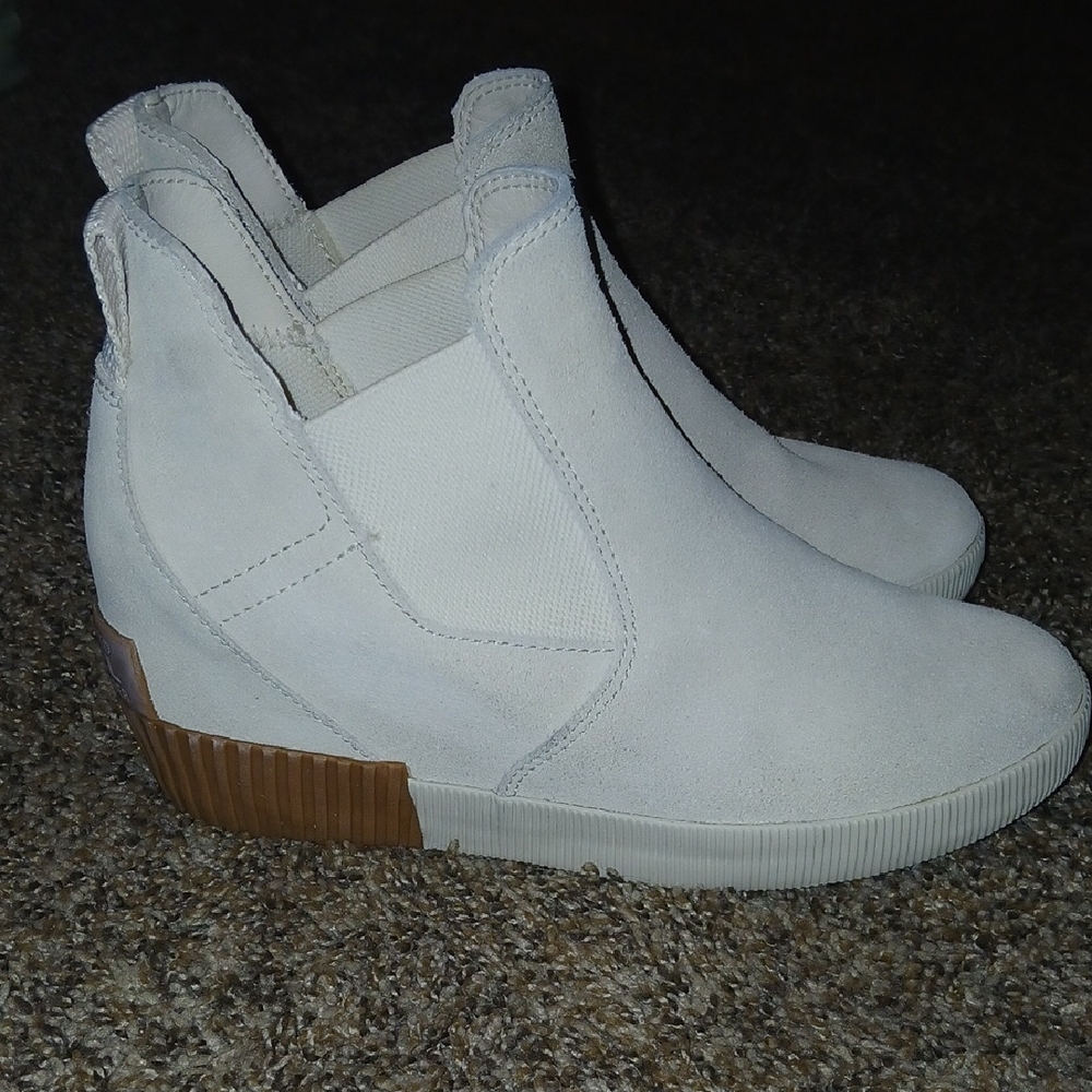 Women's Sorel Out N About Slip On Wedge Boot Cream Suede Sz: 7